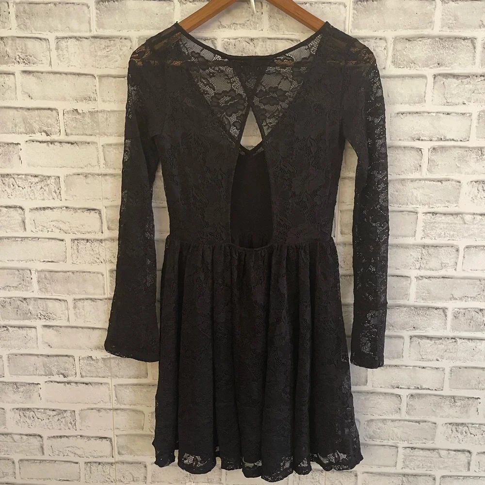 Free People long sleeve black lace deep v-neck mini dress peep back Small